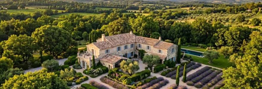 Vue extérieure d'un mas provençal en pierre avec jardin arboré et allée fleurie pour un mariage civil d'exception